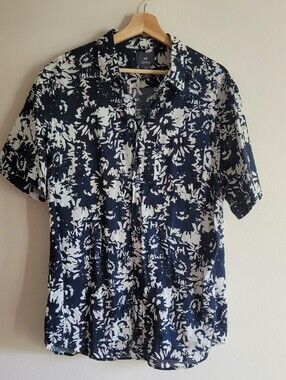 H&M White Flowers Navy Blue Button Down Floral Pattern Short Sleeve Size Large